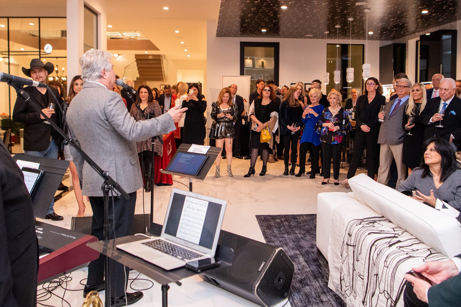 Steve-Tyrell-Performing-Photo-by-Michelle-Watson