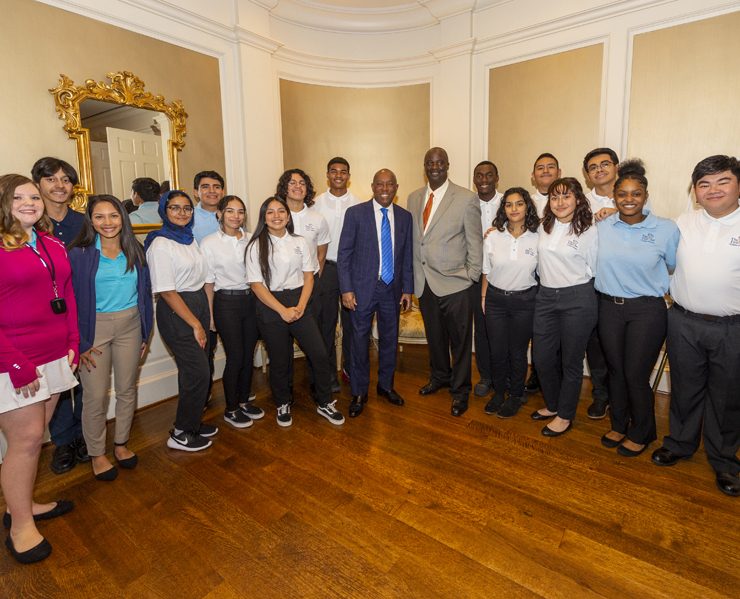Youth-participants-in-First-Tee-of-Greater-Houston-join-Mayor-Sylvester-Turner-and-Alfonse-Hubbard-honored-for-judgment