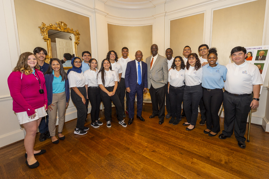 Youth-participants-in-First-Tee-of-Greater-Houston-join-Mayor-Sylvester-Turner-and-Alfonse-Hubbard-honored-for-judgment