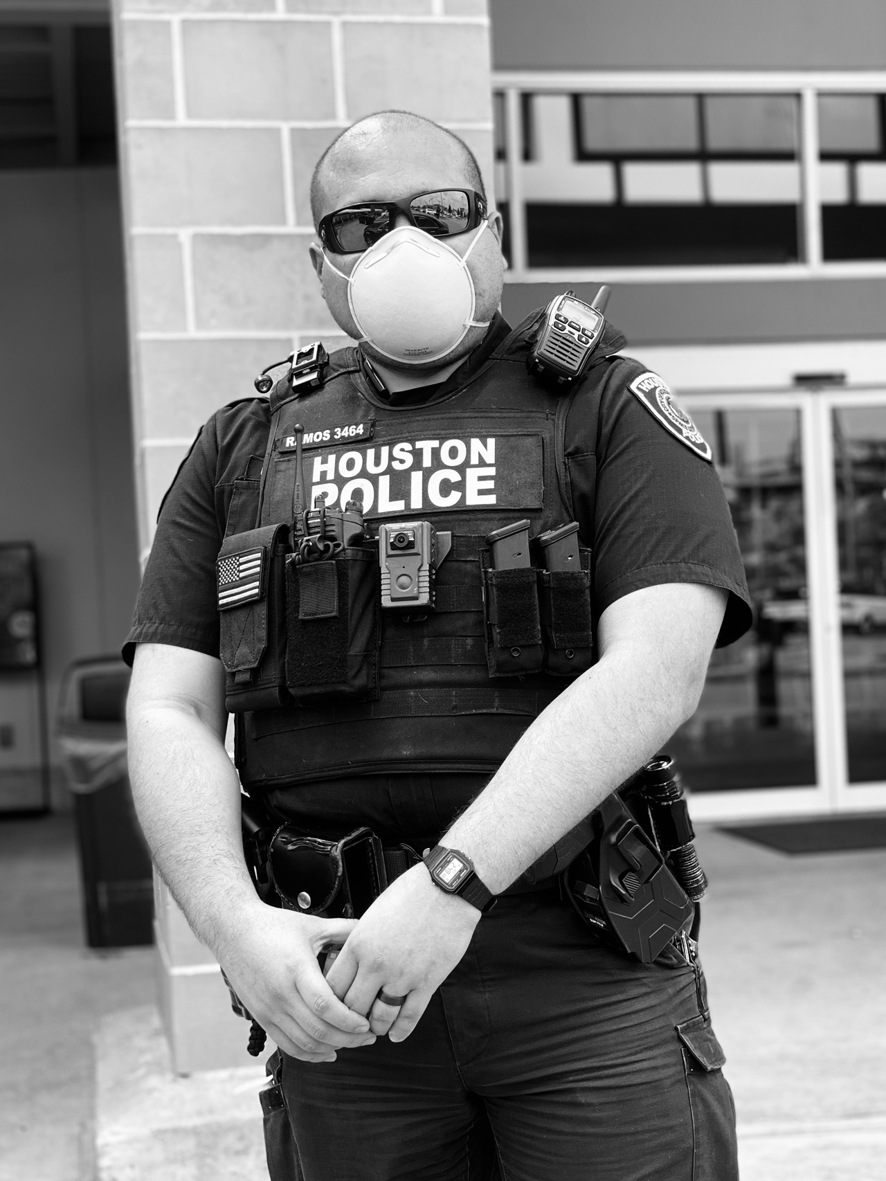 Policeman-wearing-mask