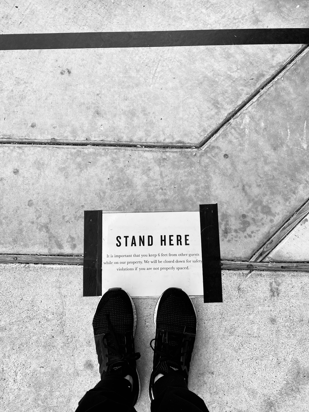 Social-Distancing-Standing-in-Line