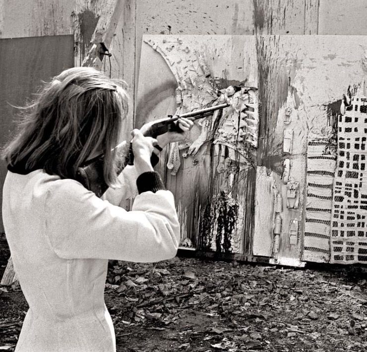 5-Niki-de-Saint-Phalle-during-a-shooting-session-at-Impasse-Ronsin-Paris
