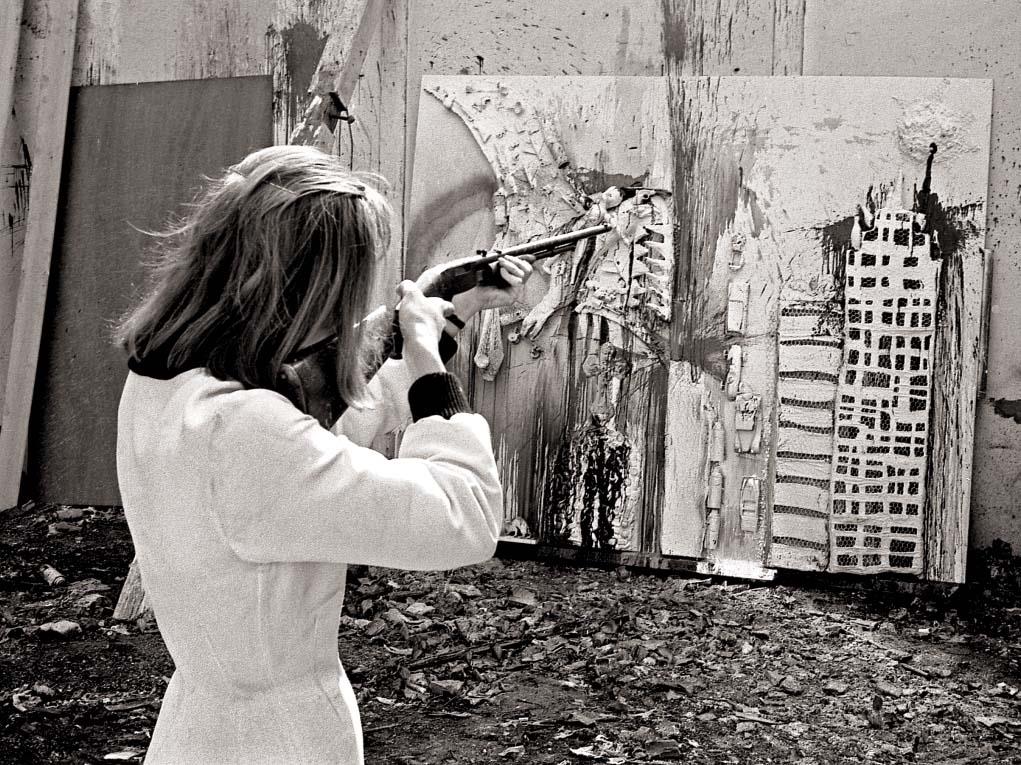 5-Niki-de-Saint-Phalle-during-a-shooting-session-at-Impasse-Ronsin-Paris