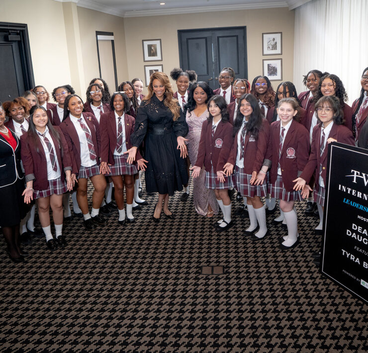 Tyra-Banks-and-Founder-Deavra-Daughtry-with-Students