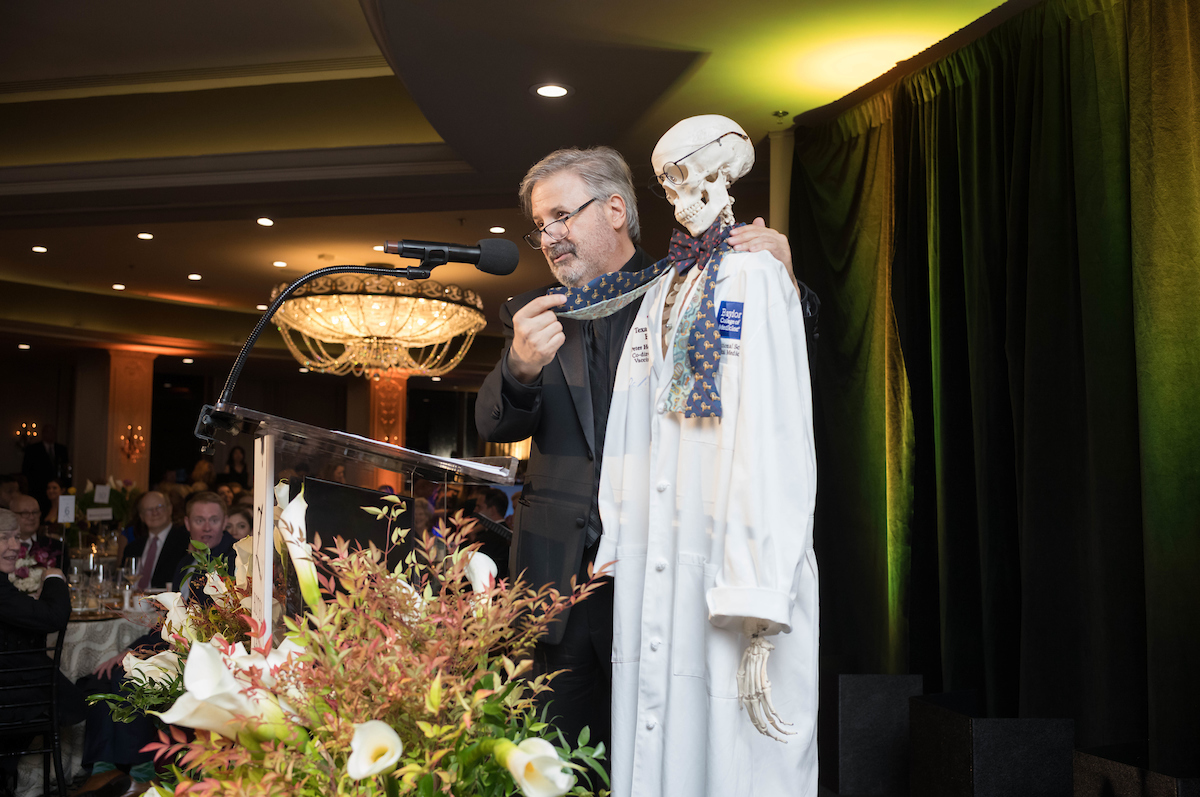Ernie-Manouse-auctioning-off-Dr.-Hotez-lab-coat_by-Daniel-Ortiz