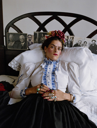 325 11 Mary McCartney, Being Frida, London, 2000 325 11 Mary McCartney, Being Frida, London, 2000