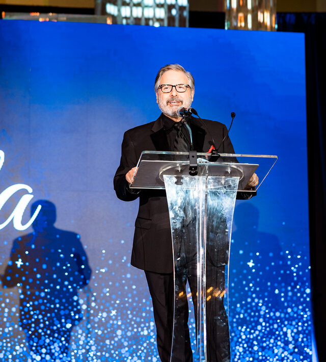 Emcee Ernie Manouse photo by Hung L. Truong