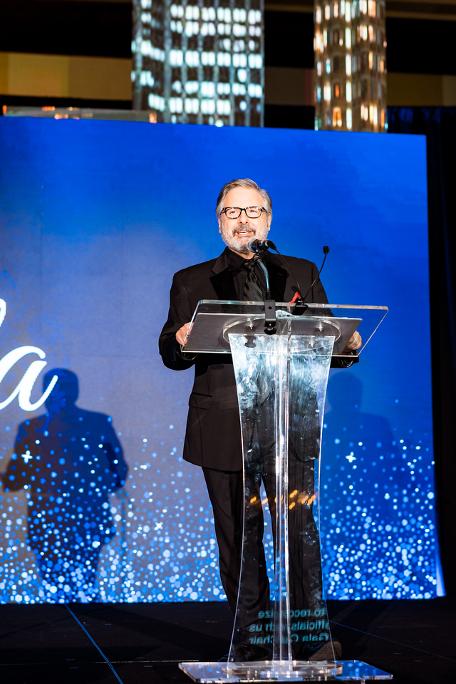Emcee Ernie Manouse photo by Hung L. Truong